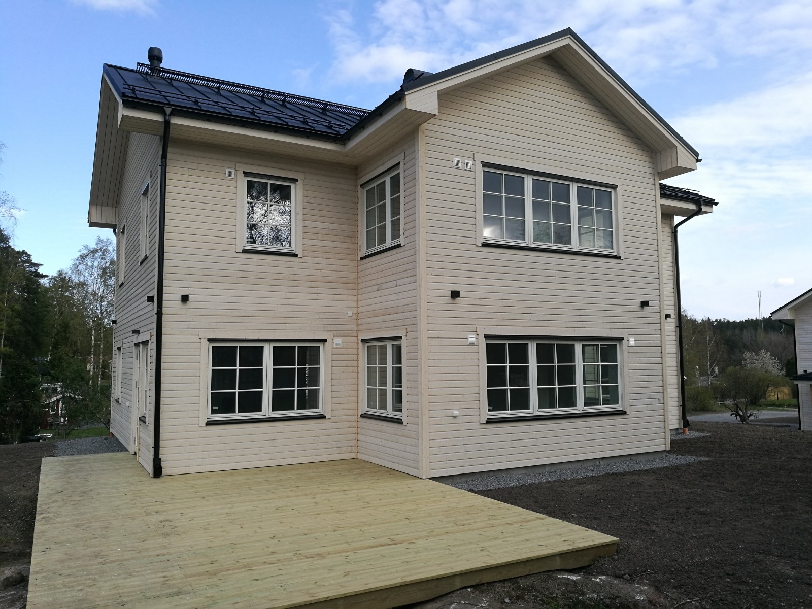 Klassisches Holz-Familienhaus — Fertiges Äußeres mit Terrasse