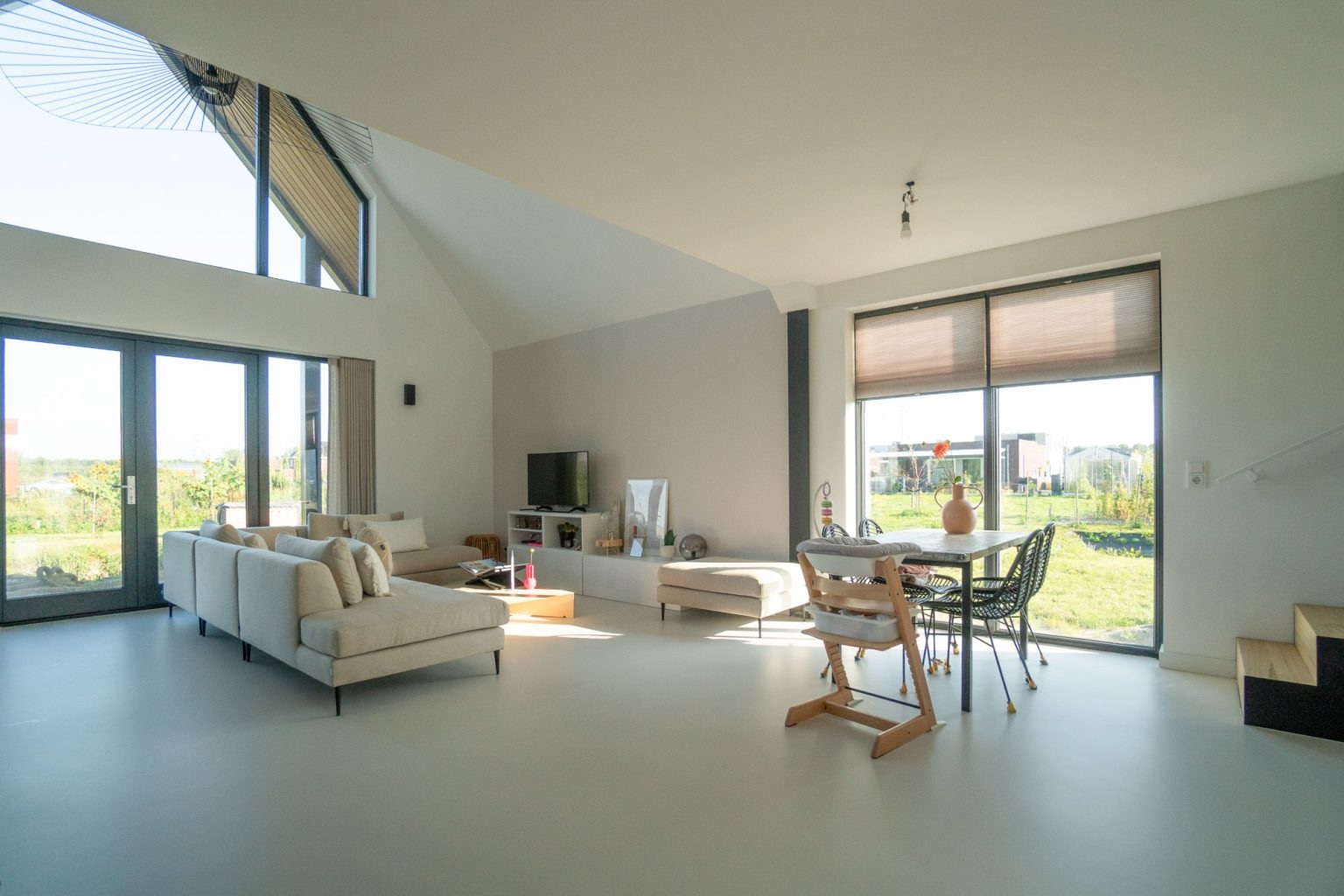 Moderne Holzresidenz — Fertiger offener Wohnbereich