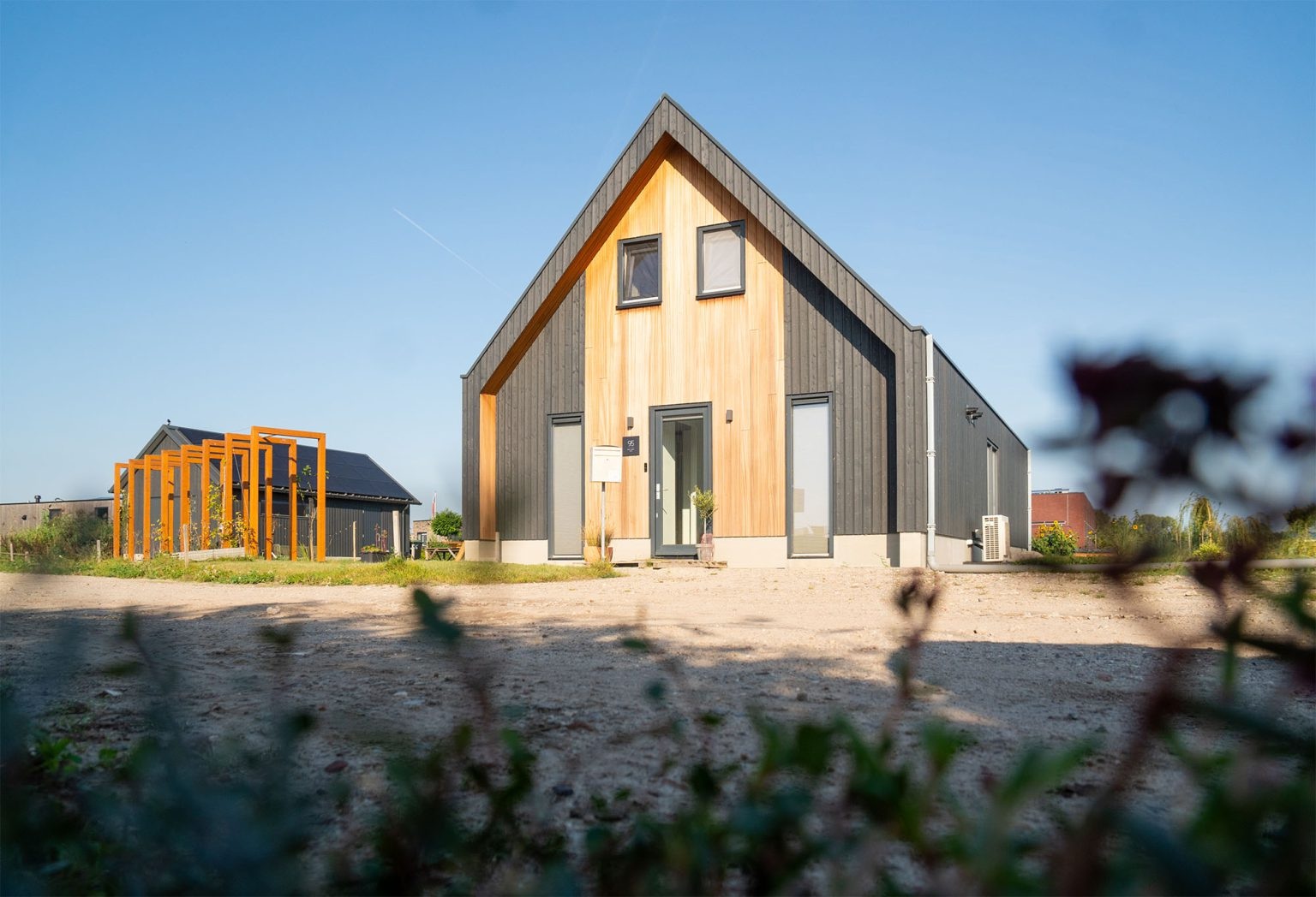 Moderne Holzresidenz — Fertige Eingangsfassade