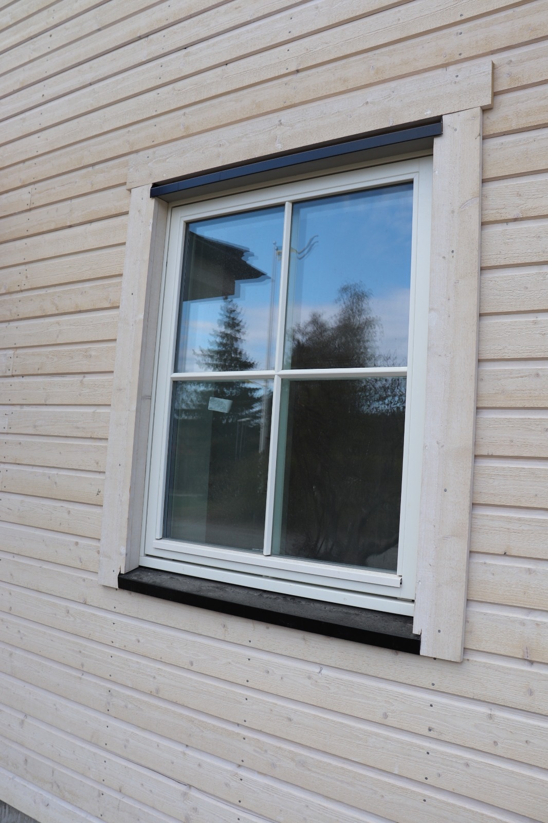 Klassisches Holz-Familienhaus — Detail von Fenster und Fassadenverkleidung